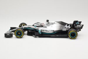 Mercedes AMG Petronas W10 #44 L. Hamilton F1 World Champion Dealer Edition 2019 Minichamps 1:18 B66960567 Druckguss — Bild 3 von 7