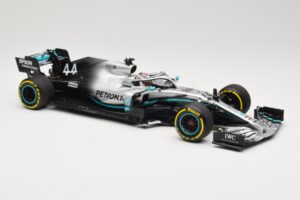 Mercedes AMG Petronas W10 #44 L. Hamilton F1 World Champion Dealer Edition 2019 Minichamps 1:18 B66960567 Druckguss — Bild 4 von 7