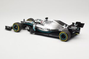 Mercedes AMG Petronas W10 #44 L. Hamilton F1 World Champion Dealer Edition 2019 Minichamps 1:18 B66960567 Druckguss — Bild 5 von 7