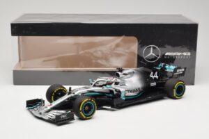 Mercedes AMG Petronas W10 #44 L. Hamilton F1 World Champion Dealer Edition 2019 Minichamps 1:18 B66960567 Druckguss — Bild 7 von 7