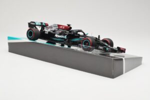 Mercedes AMG Petronas W12 E Performance #44 L. Hamilton Bahrain GP 2021 Minichamps 1:18 113210144 Druckguss — Bild 4 von 6