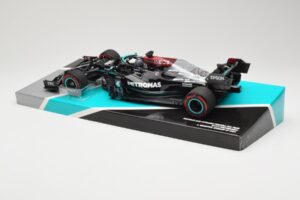 Mercedes AMG Petronas W12 E Performance #44 L. Hamilton Bahrain GP 2021 Minichamps 1:18 113210144 Druckguss — Bild 5 von 6