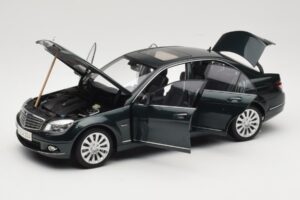 Mercedes C-Class W204 Avantgarde Dunkelgrün AUTOart 1:18 B66962366 Druckguss — Bild 3 von 8