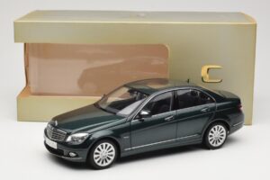 Mercedes C-Class W204 Avantgarde Dunkelgrün AUTOart 1:18 B66962366 Druckguss — Bild 8 von 8