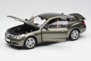 Mercedes E-Class Coupe C207 Titanite Grau Metallic Minichamps 1:18 B66962419 Druckguss — Bild 2 von 8