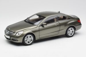 Mercedes E-Class Coupe C207 Titanite Grau Metallic Minichamps 1:18 B66962419 Druckguss