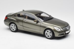 Mercedes E-Class Coupe C207 Titanite Grau Metallic Minichamps 1:18 B66962419 Druckguss — Bild 6 von 8