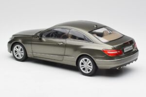 Mercedes E-Class Coupe C207 Titanite Grau Metallic Minichamps 1:18 B66962419 Druckguss — Bild 7 von 8
