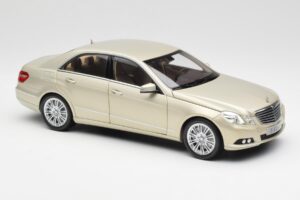 Mercedes E-Class W212 Elegance Pearl Beige Metallic Minichamps 1:18 B66960215 Druckguss — Bild 6 von 8