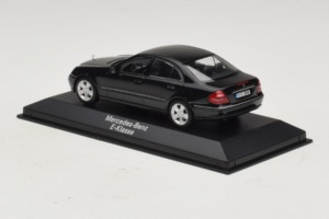 Mercedes E-Class W211 Schwarz Minichamps 1:43 B66961950 Druckguss — Bild 3 von 4