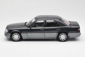Mercedes E320 W124 Nautik Blau Metallic Dealer Edition AUTOart 1:18 B66040508 Druckguss — Bild 4 von 8