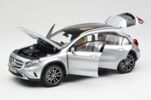 Mercedes GLA X156 Polar Silber Metallic Norev 1:18 B66960267 Druckguss — Bild 2 von 8