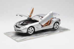 Mercedes SLR Vision Silber Limitierte Auflage Mit Aluminium-Sockel Bburago 1:18 B66962102 Druckguss — Bild 2 von 8