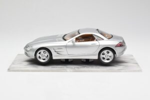 Mercedes SLR Vision Silber Limitierte Auflage Mit Aluminium-Sockel Bburago 1:18 B66962102 Druckguss — Bild 4 von 8