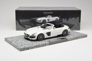 Mercedes Brabus SLS AMG 700 Biturbo Roadster Pearl Weiß Minichamps 1:18 107032130 Druckguss — Bild 6 von 6