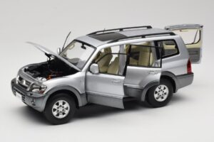 Mitsubishi Pajero V73 Blau YC Model 1:18 241218040102010209 Druckguss — Bild 2 von 8