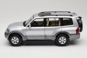 Mitsubishi Pajero V73 Blau YC Model 1:18 241218040102010209 Druckguss — Bild 4 von 8