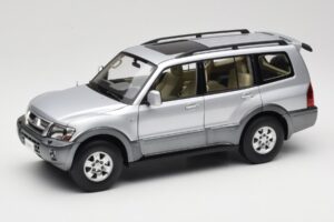 Mitsubishi Pajero V73 Blau YC Model 1:18 241218040102010209 Druckguss