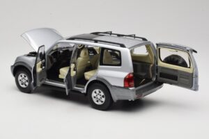 Mitsubishi Pajero V73 Blau YC Model 1:18 241218040102010209 Druckguss — Bild 5 von 8