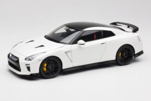 Nissan GT-R R35 Track Edition NISMO Pearl White MotorHelix 1:18 M83518 Druckguss