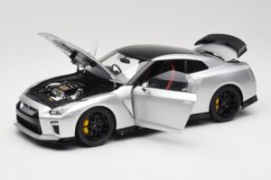 Nissan GT-R R35 Track Edition NISMO T-Spec Ultimate Metal Silver MotorHelix 1:18 M83517 Druckguss — Bild 2 von 8