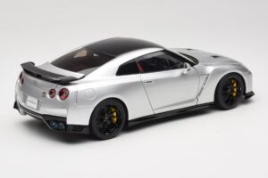 Nissan GT-R R35 Track Edition NISMO T-Spec Ultimate Metal Silver MotorHelix 1:18 M83517 Druckguss — Bild 3 von 8