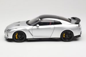 Nissan GT-R R35 Track Edition NISMO T-Spec Ultimate Metal Silver MotorHelix 1:18 M83517 Druckguss — Bild 4 von 8