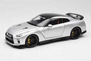 Nissan GT-R R35 Track Edition NISMO T-Spec Ultimate Metal Silver MotorHelix 1:18 M83517 Druckguss