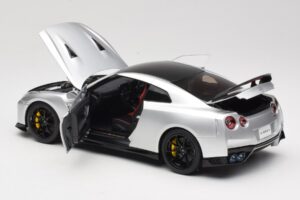 Nissan GT-R R35 Track Edition NISMO T-Spec Ultimate Metal Silver MotorHelix 1:18 M83517 Druckguss — Bild 5 von 8