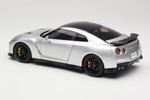 Nissan GT-R R35 Track Edition NISMO T-Spec Ultimate Metal Silver MotorHelix 1:18 M83517 Druckguss — Bild 7 von 8