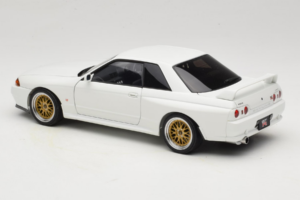 Nissan Skyline GT-R R32 V-Spec II Tuned Crystal White AUTOart 1:18 77416 Druckguss — Bild 7 von 8