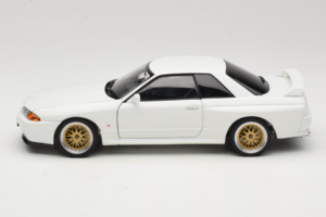 Nissan Skyline GT-R R32 V-Spec II Tuned Crystal White AUTOart 1:18 77416 Druckguss — Bild 4 von 8