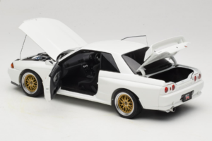 Nissan Skyline GT-R R32 V-Spec II Tuned Crystal White AUTOart 1:18 77416 Druckguss — Bild 5 von 8