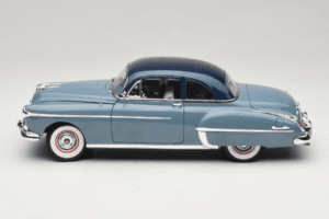 Oldsmobile 88 Blau Grease Auto World 1:18 AWSS103/06 Druckguss — Bild 4 von 8