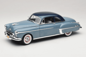 Oldsmobile 88 Blau Grease Auto World 1:18 AWSS103/06 Druckguss