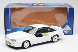 Opel Manta 400 Homologation Weiß Revell 1:18 8819 Druckguss — Bild 8 von 8