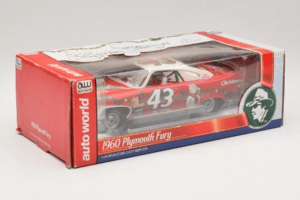 Plymouth Fury #43 R. Petty NASCAR 1960 Auto World 1:24 AW24003/06 Druckguss — Bild 2 von 3