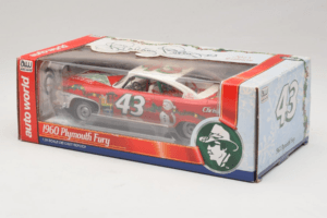 Plymouth Fury #43 R. Petty NASCAR 1960 Auto World 1:24 AW24003/06 Druckguss — Bild 3 von 3