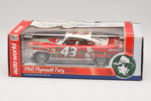 Plymouth Fury #43 R. Petty NASCAR 1960 Auto World 1:24 AW24003/06 Druckguss