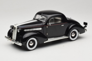 Pontiac Deluxe Schwarz Signature Models 1:18 18106 Druckguss