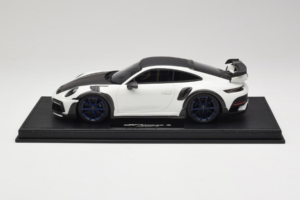 Porsche 911 992 TechArt GTstreet R Weiß Mit Blauen Rädern TechArt 1:18 REMC014 Resin