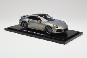 Porsche 911 Turbo S 992 Silver Bamboo Chromaflire With Display Case Spark 1:18 WAP0219100RTSS Resin — Bild 4 von 7