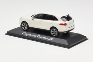 Porsche Cayenne 958 Turbo S Weiß Minichamps 1:43 WAP0200220C Druckguss — Bild 3 von 4