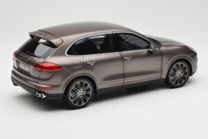Porsche Cayenne E2 Turbo S Umbra Metallic Minichamps 1:18 WAP0213020F Druckguss — Bild 3 von 8