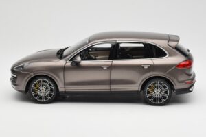 Porsche Cayenne E2 Turbo S Umbra Metallic Minichamps 1:18 WAP0213020F Druckguss — Bild 4 von 8