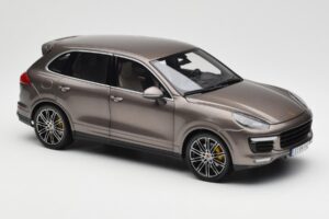 Porsche Cayenne E2 Turbo S Umbra Metallic Minichamps 1:18 WAP0213020F Druckguss — Bild 6 von 8