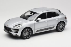 Porsche Macan Turbo 95B Silber Minichamps 1:18 110062504 Druckguss