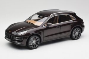 Porsche Macan 95B Turbo Mahagoni Metallic Minichamps 1:18 110062500 Druckguss