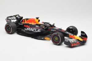 Red Bull Racing RB19 #1 M. Verstappen Winner Spanish GP 2023 Minichamps 1:18 110230801 Druckguss — Bild 4 von 6