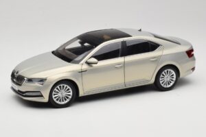 Skoda Superb Mk3 Gold Paudi Model 1:18 ZSS000006GOLD Druckguss